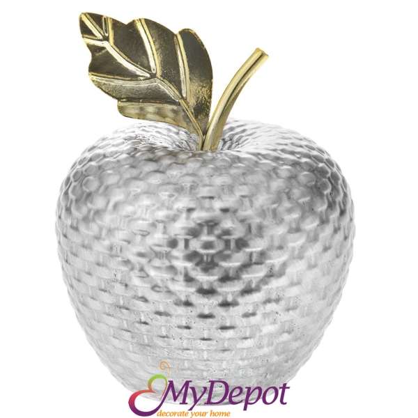Керамична ябълка в матово сребрист цвят. Допълнена със златно метално листо, Ф 12х14 см
