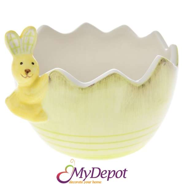 Керамична купа във форма на счупено яйце със заек. Преливащи бял и зелен цвят. Размер: Ф 14х13 см 
