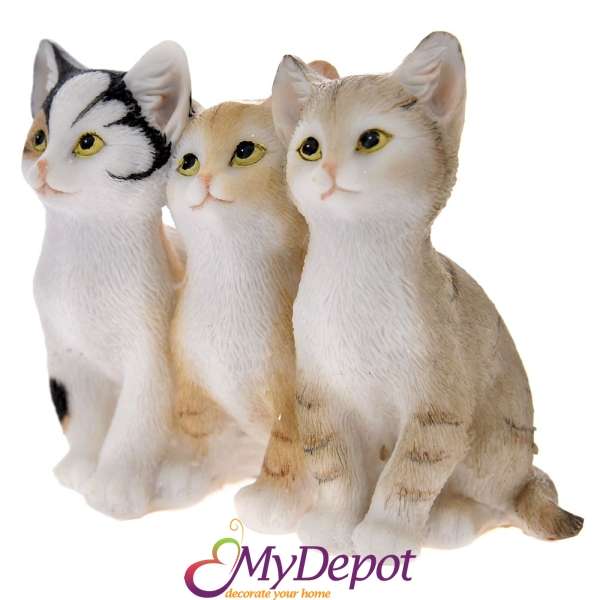 Фигурка от три разноцветни котета. Кафяво, беж и черно- бяло. Размер: 11х7х9 см