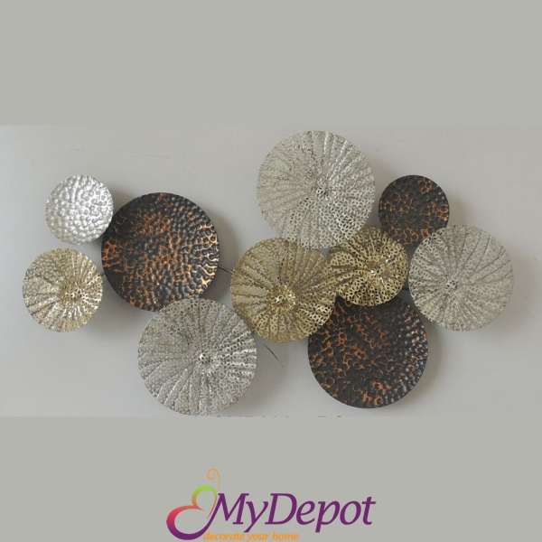 Стенна декорация от златни и кафяви метални кръгове с медни пръски. Размер: 67х39 см