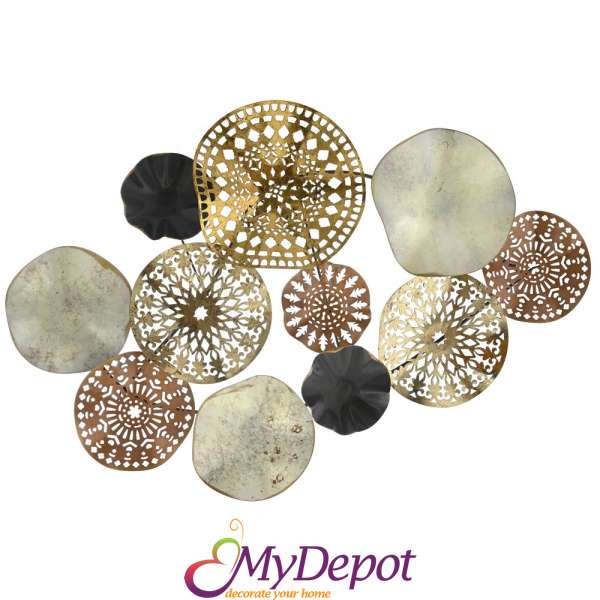 Стенна декорация от сиви, крем и златни метални кръгове. Размер: 92х60 см