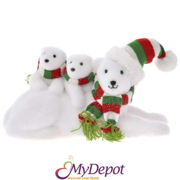 Пухкава снежно бяла полярна мечка с бебета с платени многоцветни шал и шапка. Размер: 32х21х20 см