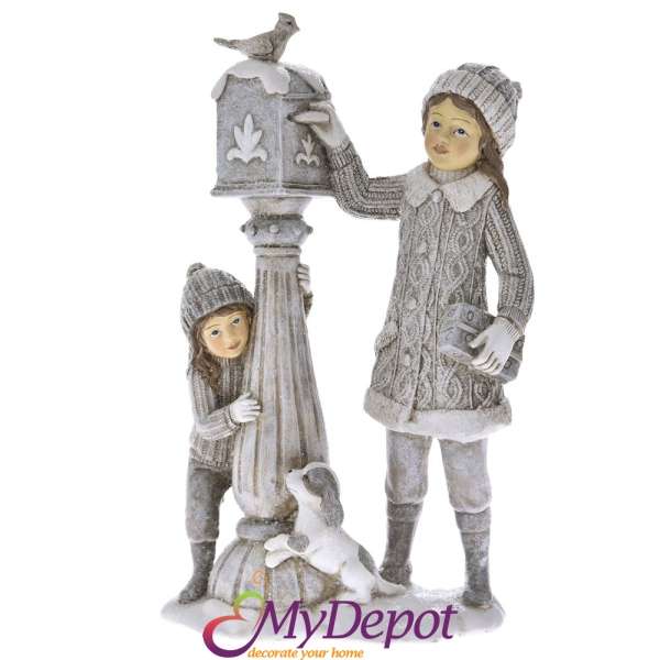 Поли фигурка - деца в сиви дрехи с пощенска кутия, 13х7х22 см