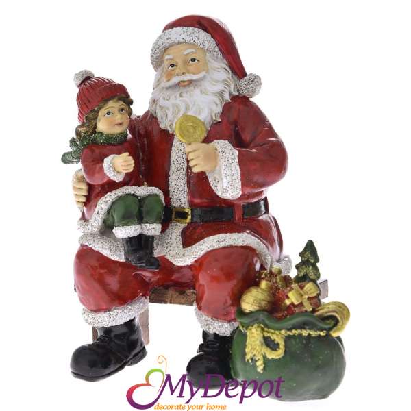 Поли фигурка - Дядо Коледа в червен кожух с дете и подаръци, 15х10х16,5 см