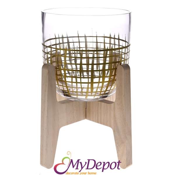 Стъклена ваза със златни ивици върху дървен постамент. Размер: 20х20х32 см 