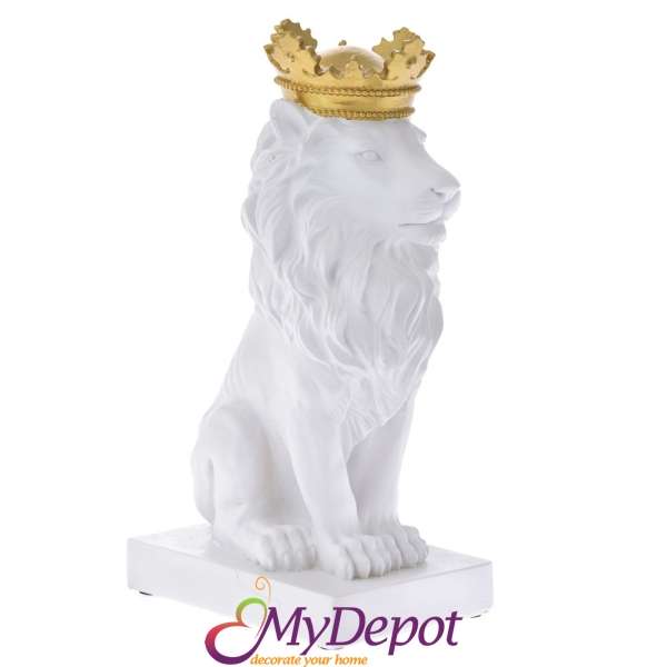 Статуетка бял лъв с корона от полирезин. 11х17х28 см