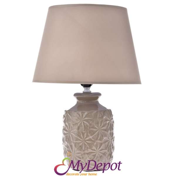 Нощна лампа с бежова керамична основа и кремав абажур. Размер: Ф 28х47 см
