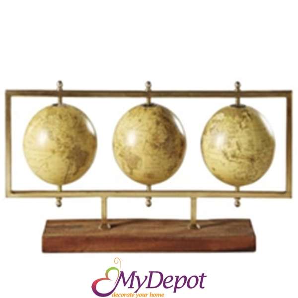 Метална златна композиция от глобуси върху дървен постамент. Размер: Ф 12,5 см