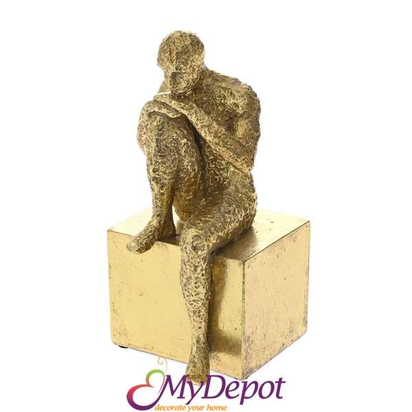 Златна поли статуетка-мъж върху куб, 10х12х22 см