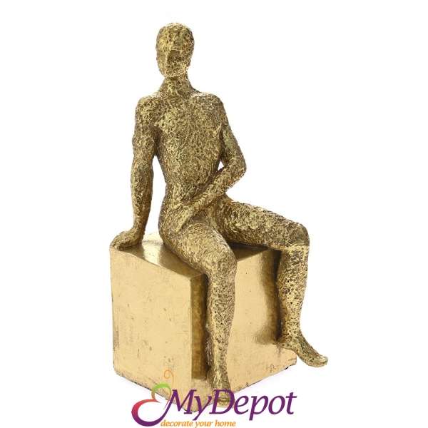 Златна поли статуетка-мъж върху куб, 11х12х25 см