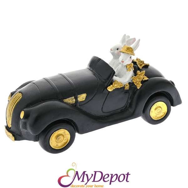 Бял поли заек с черен автомобил и златна шапка, 23х8х12 см