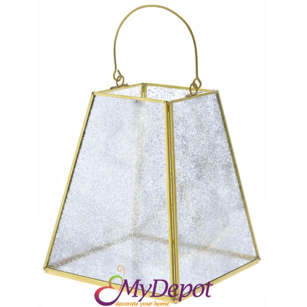 Метален златен светилник  - пирамида със страници от матирано стъкло. Размер: 14х17 см